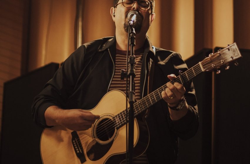 Fred Arrais lança “Que o Nosso Som Acenda a Luz”, faixa de estreia do projeto “Live in SP”